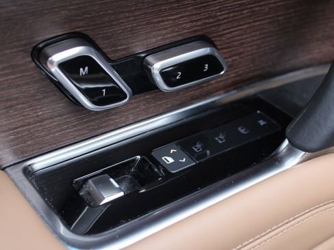 Used 2024 Land Rover Range Rover Long Wheelbase Autobiography image 33