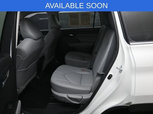Used 2021 Toyota Highlander XLE AWD/4WD image 28