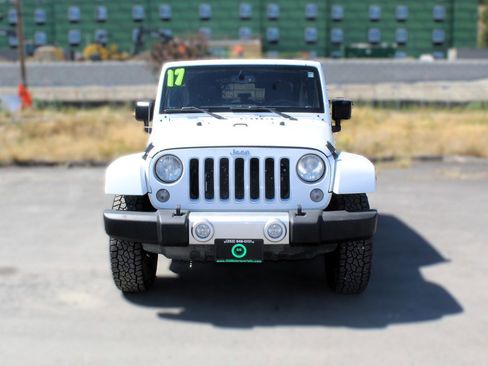 Used 2017 Jeep Wrangler Unlimited Sahara image 2