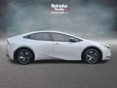 Used 2025 Toyota Prius LE FWD image 4