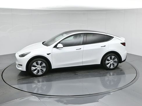 Used 2024 Tesla Model Y Long Range image 40