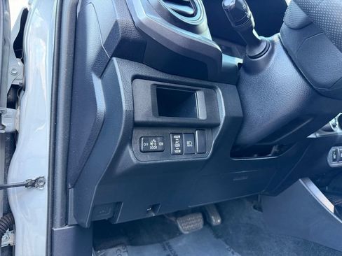 Used 2018 Toyota Tacoma TRD Off-Road AWD/4WD image 18