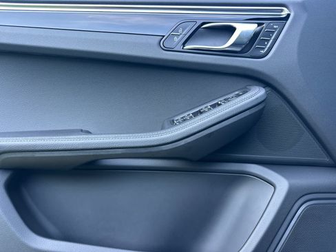 Certified 2025 Porsche Macan AWD/4WD image 12
