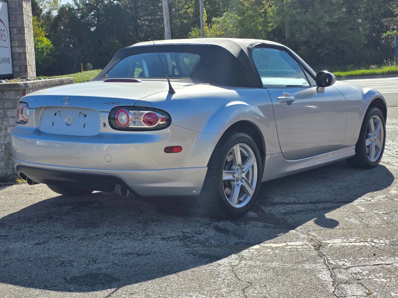 Used 2006 MAZDA MX-5 Miata Touring w/ Appearance Pkg RWD image 6
