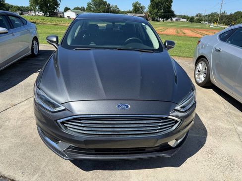 Used 2018 Ford Fusion SE w/ Fusion SE Technology Package FWD image 6