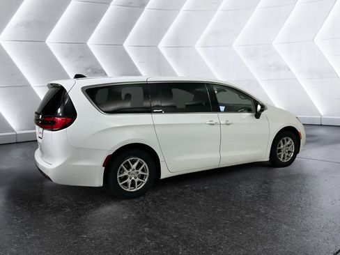 Used 2024 Chrysler Pacifica Touring-L image 4