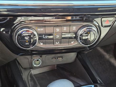 Certified 2024 Chevrolet Trax RS w/ Sunroof Package image 21