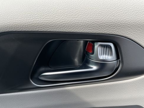 Used 2022 Chrysler Pacifica Touring-L image 12