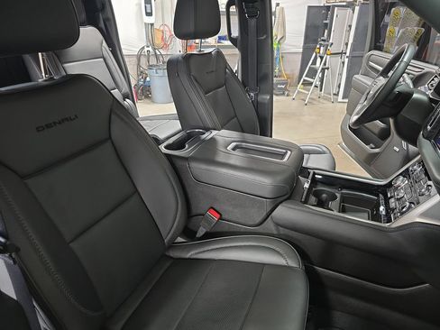 Used 2022 GMC Yukon XL Denali AWD/4WD image 10