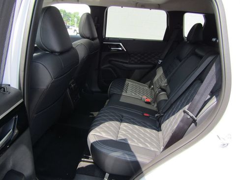 Used 2025 Mitsubishi Outlander 4WD Plug-In Hybrid image 32