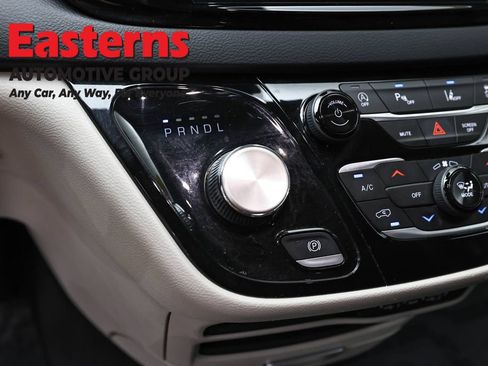 Used 2023 Chrysler Pacifica Touring-L FWD image 13