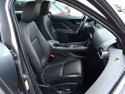Used 2019 Jaguar F-PACE Premium AWD/4WD image 10