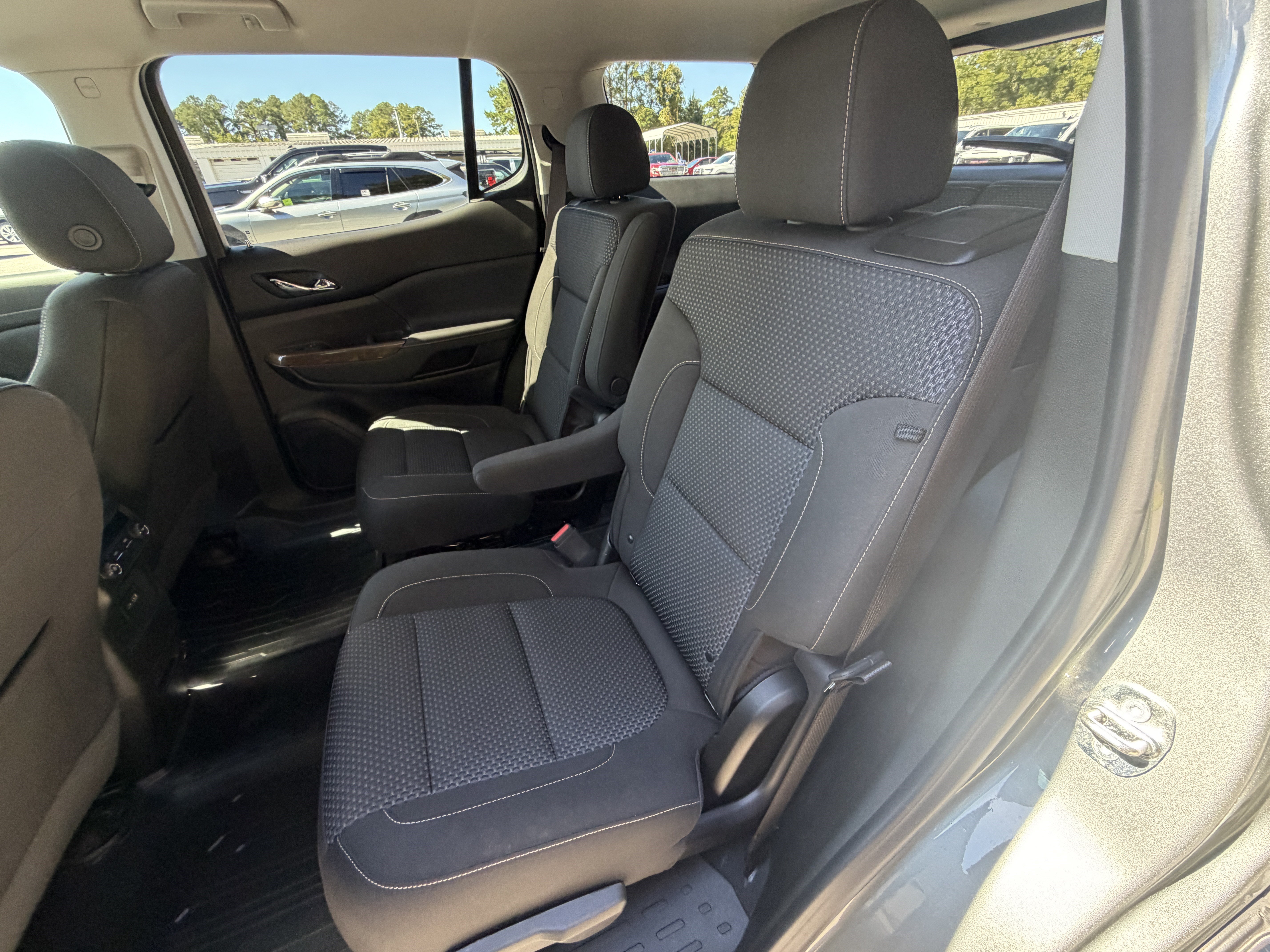 Used 2023 GMC Acadia SLE FWD image 16