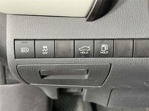 Used 2022 Toyota Camry SE image 19