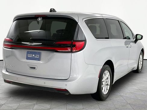 Used 2023 Chrysler Pacifica Touring-L FWD image 6