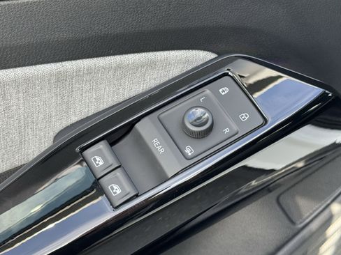 Certified 2025 Volkswagen ID.4 Pro image 22