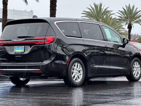 Used 2025 Chrysler Pacifica Select FWD image 3