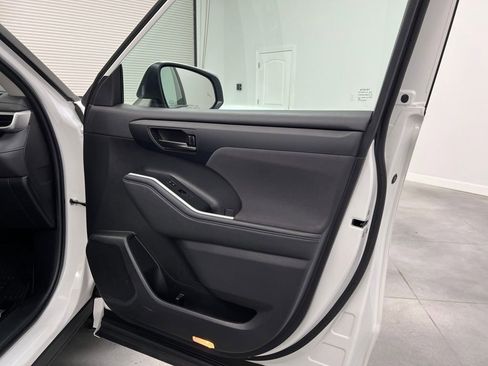 Used 2023 Toyota Highlander LE image 36