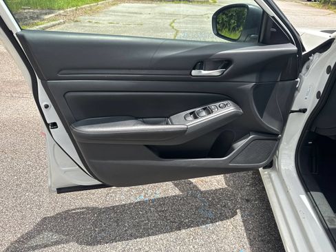 Used 2025 Nissan Altima 2.5 SV FWD image 10