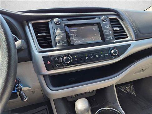 Used 2018 Toyota Highlander LE FWD image 11