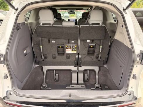 Used 2023 Toyota Sienna Limited FWD image 9