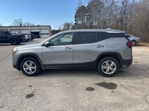 Used 2024 GMC Terrain SLE image 8