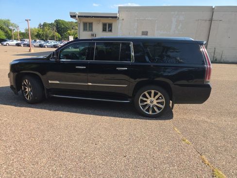Used 2019 Cadillac Escalade ESV Luxury AWD/4WD image 13