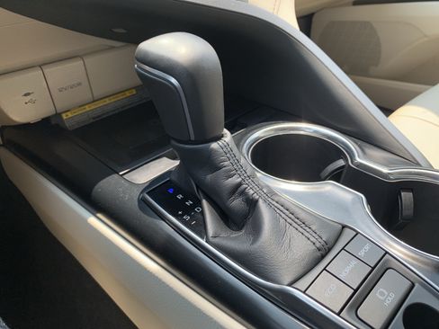 Used 2019 Toyota Camry XLE w/ Navigation Package FWD image 26