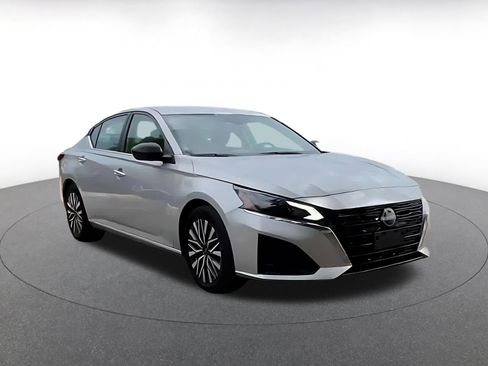 Used 2025 Nissan Altima 2.5 SV FWD image 3