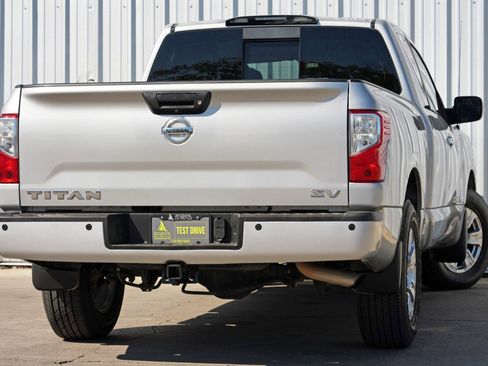 Used 2018 Nissan Titan SV w/ SV Convenience Package image 4