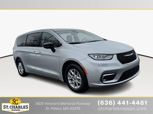 Used 2024 Chrysler Pacifica Touring-L FWD image 1