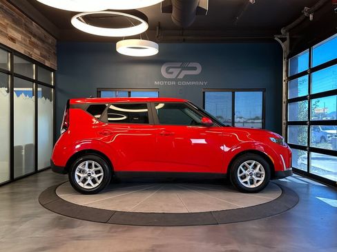 Used 2025 Kia Soul LX w/ LX Technology Package FWD image 2