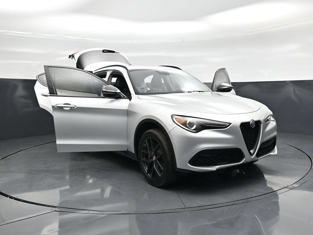 Used 2020 Alfa Romeo Stelvio w/ Nero Edizione RWD image 29
