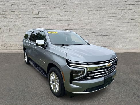 Used 2025 Chevrolet Suburban Premier RWD image 3
