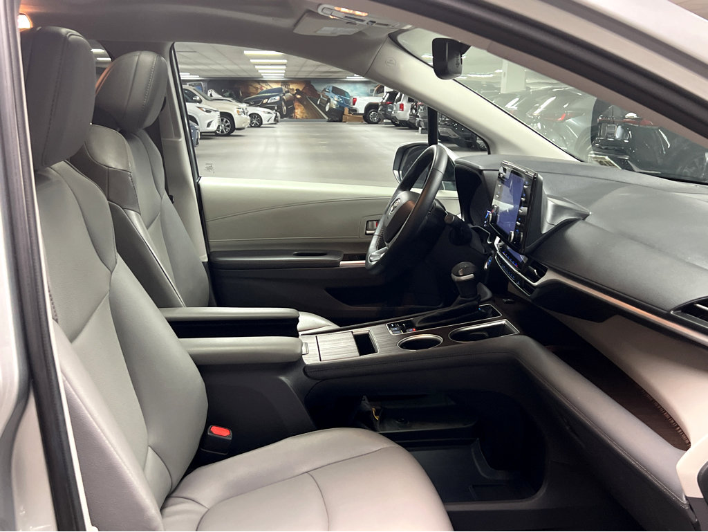 Used 2022 Toyota Sienna XLE AWD/4WD image 33