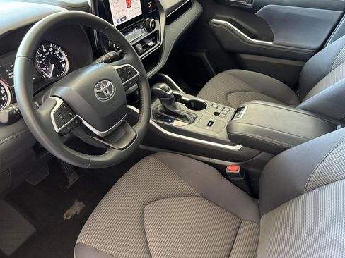 Used 2025 Toyota Highlander LE FWD image 4