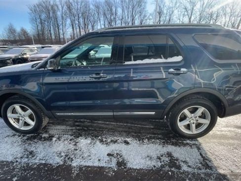 Used 2017 Ford Explorer XLT w/ Equipment Group 202A image 5