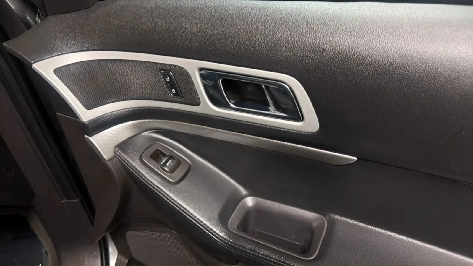 Used 2015 Ford Explorer XLT FWD image 16