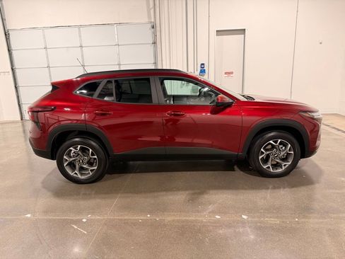 Used 2025 Chevrolet Trax LT w/ LT Convenience Package image 4