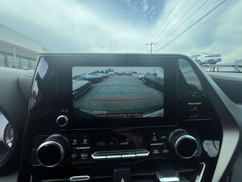 Used 2025 Toyota Highlander LE FWD image 25