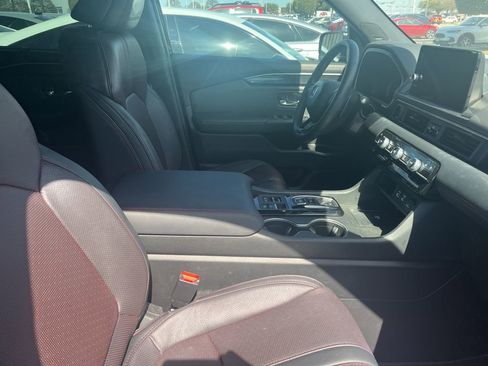 Used 2025 Honda Pilot Black Edition image 4