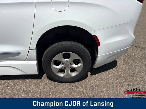 Used 2017 Chrysler Pacifica Touring-L Plus FWD image 42