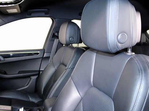 Used 2023 Porsche Macan image 19