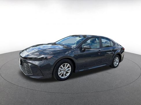 Used 2025 Toyota Camry LE image 4