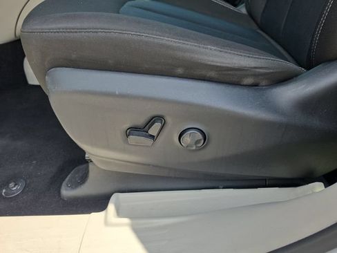 Used 2022 Chrysler Voyager LX FWD image 18