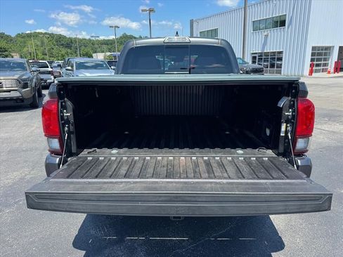 Used 2019 Toyota Tacoma TRD Sport AWD/4WD image 19