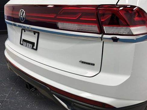 Used 2024 Volkswagen Atlas Cross Sport SE w/ Black Wheel Package image 35
