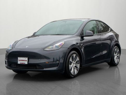 Used 2024 Tesla Model Y Long Range image 3