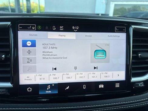 Used 2024 Chrysler Pacifica Touring FWD image 17