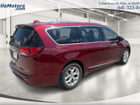 Used 2020 Chrysler Pacifica Touring-L FWD image 3